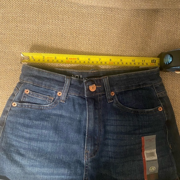 NWT No Boundaries denim shorts. Super High Rise curvy mom short, size juniors 7 - Picture 4 of 5